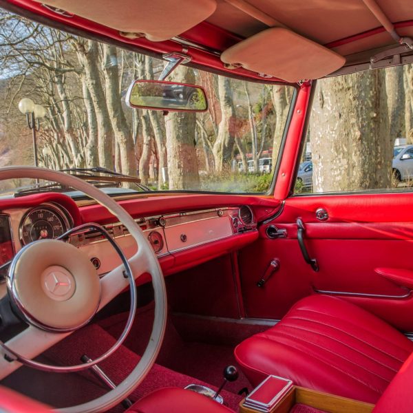 Intérieur en cuir rouge d'une voiture de collection refait en atelier